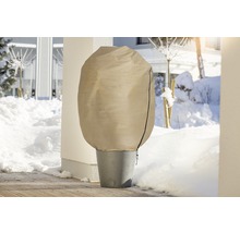 Kvetináč so zimným ochranným krytom v zasneženom vonkajšom prostredí