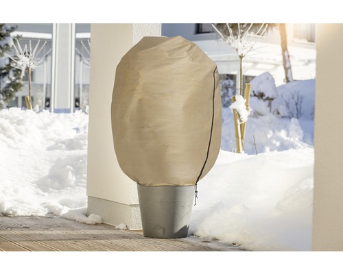 Kvetináč so zimným ochranným krytom v zasneženom vonkajšom prostredí