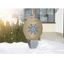 Kvetináč so zimným ochranným krytom a motívom snehovej vločky v záhrade