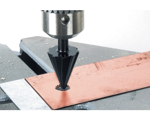 Odhrotovač na vŕtačke pri odhrotovaní kovovej dosky