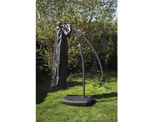 Voľne stojaci slnečník s ochranným obalom na trávniku