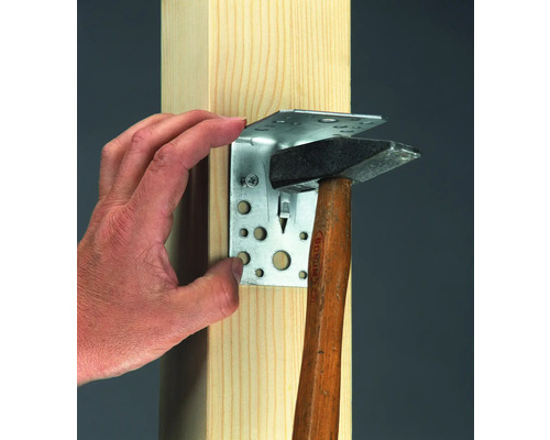 Jednoručný uholník sa pripevňuje kladivom k drevenému stĺpiku.