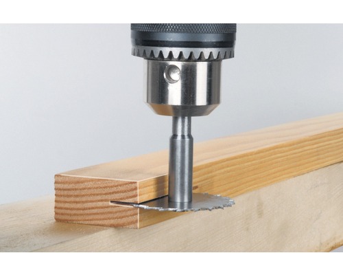 Drážkovacia fréza na vŕtačke pri frézovaní drevenej dosky