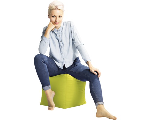 Žena sedí na sedacom vaku