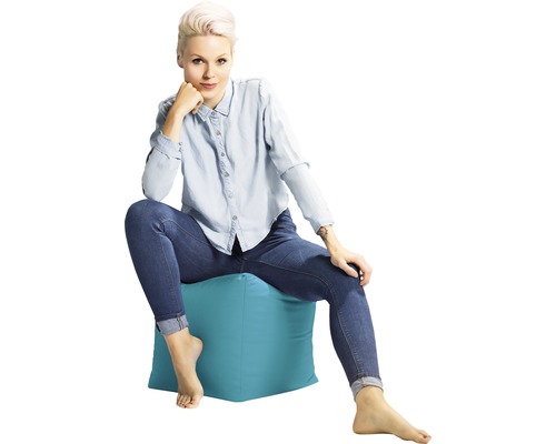 Žena sedí na sedacom vaku
