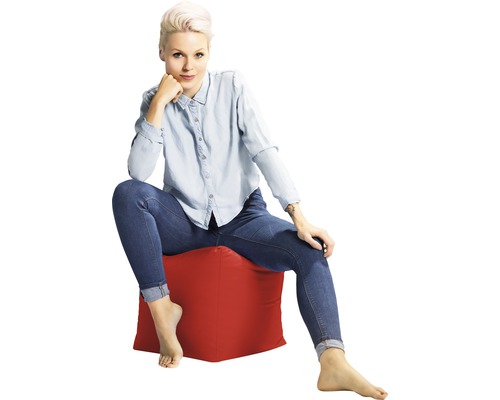 Žena sedí na sedacej kocke