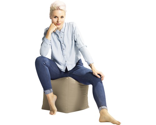 Žena sedí na sedacej kocke
