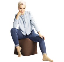 Žena sedí na hnedej sedacej kocke