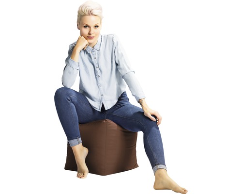 Žena sedí na hnedej sedacej kocke