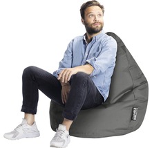 Muž sedí na sivom sedacom vaku od spoločnosti Sitting Point