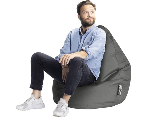 Muž sedí na sivom sedacom vaku od spoločnosti Sitting Point