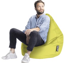 Muž sedí na žltom sedacom vaku
