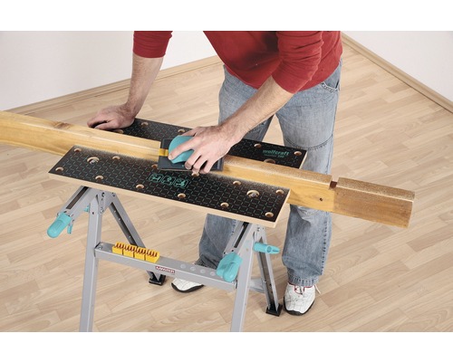 Muž brúsi drevo na pracovnom stole Wolfcraft