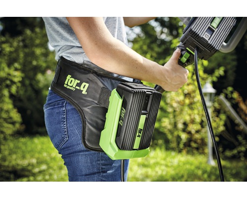 Osoba s akumulátorovým pásom for_q s akumulátorom a nožnicami na živý plot