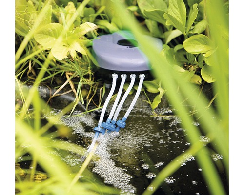 Prevzdušňovač jazierka v prevádzke, obklopený rastlinami