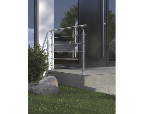 Nerezové zábradlie pri vchode do domu s kamennými schodmi.