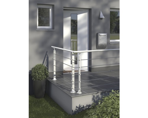 Terasa s nerezovým zábradlím pri vchode do domu