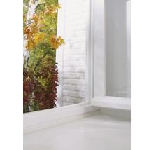 Detailný pohľad na biele okno s výhľadom na jesennú záhradu