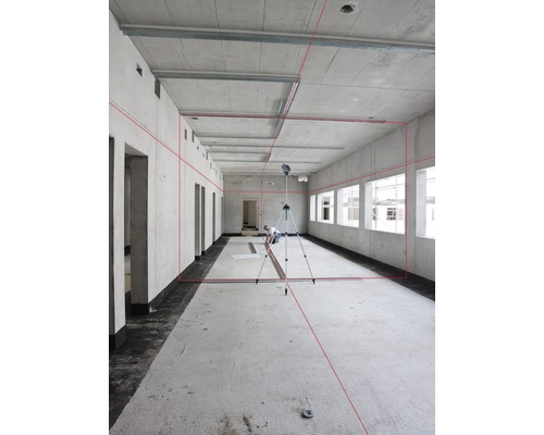 Interiér v hrubej stavbe s laserom na stavebné práce