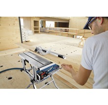 Stolová kotúčová píla pri rezaní dreva v dielni