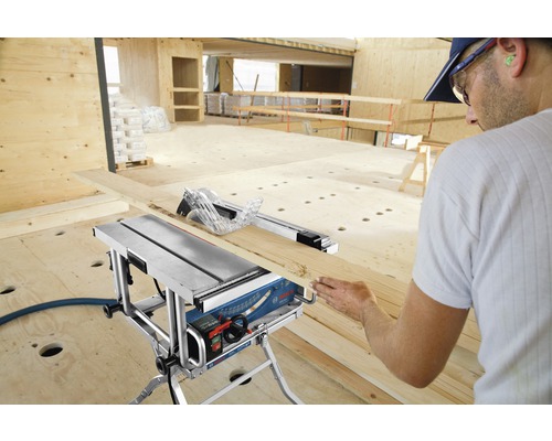 Stolová kotúčová píla pri rezaní dreva v dielni