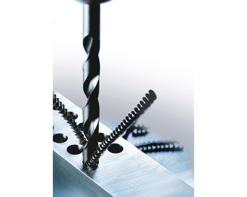 Vrták vŕta otvor do kusu kovu so skrutkami