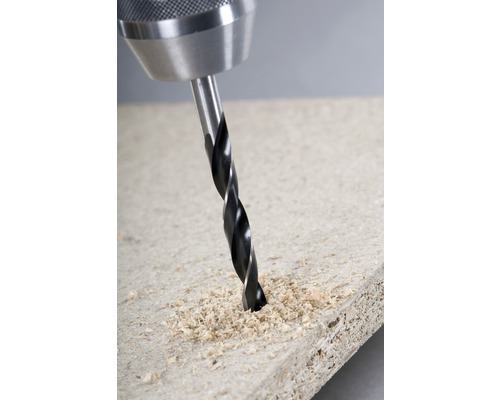 Vŕtačka vŕta otvor do drevenej dosky.