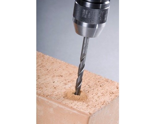 Vŕtačka vŕta otvor do tehly