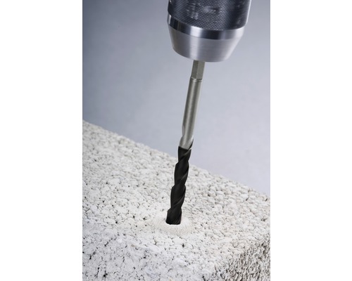 Detailný záber vŕtačky vŕtajúcej do kameňa