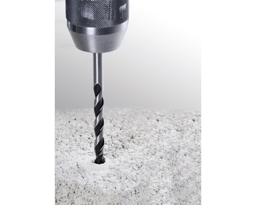 Vŕtačka vŕta otvor do kameňa