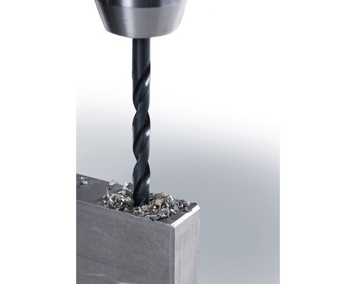 Kovový vrták vŕta do kovu s trieskami