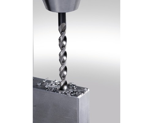 Kovový vrták vŕta do kovového kusa