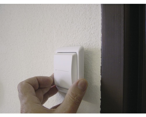 Operátor stlačí vypínač na stene.