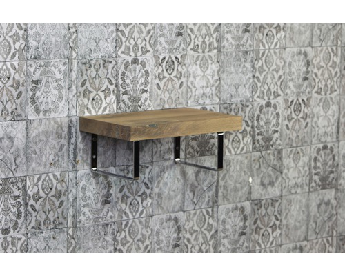 Drevená polica s kovovou podperou na vzorovanej stene