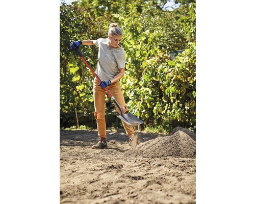 Žena pracuje s rýľom v záhrade
