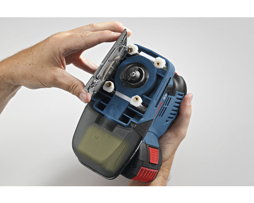 Detail akumulátorovej priamočiarej píly s upínaním nástrojov.