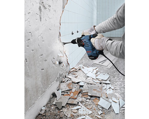 Osoba odstraňuje dlaždice pomocou vŕtacieho kladiva Bosch.