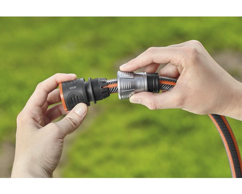 Spojka záhradnej hadice so stop ventilom v prevádzke