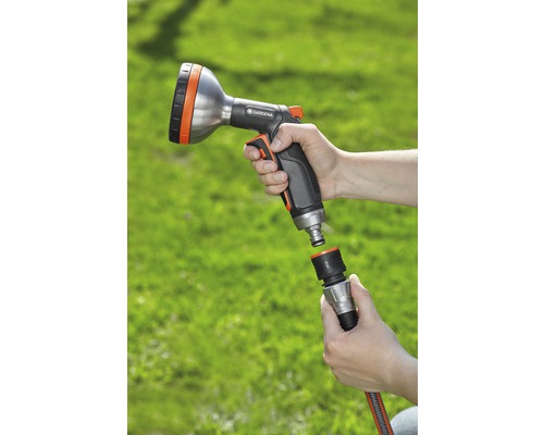 Záhradný postrekovač sa pripája k záhradnej hadici