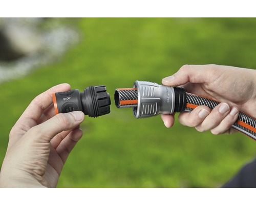 Konektor záhradnej hadice sa pripevňuje k záhradnej hadici