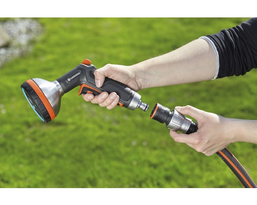 Záhradný postrekovač sa pripája k záhradnej hadici