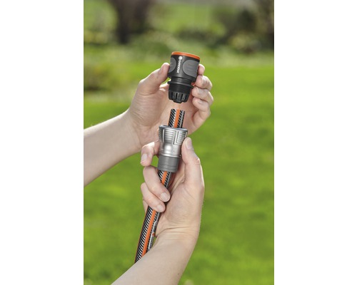 Konektor záhradnej hadice sa pripája k záhradnej hadici