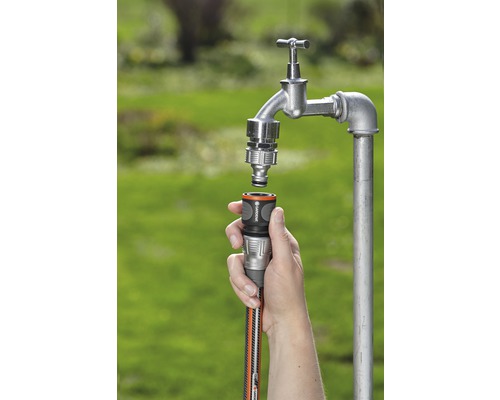 Záhradná hadica sa pripája k vodovodnému kohútiku