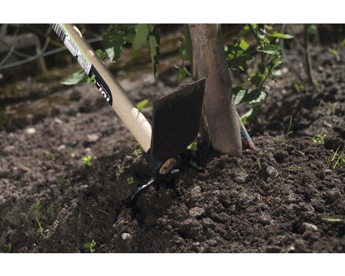 Záhradné náradie s drevenou rukoväťou na obrábanie pôdy v záhrade