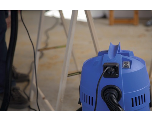 Modrý viacúčelový vysávač s pripojovacím káblom