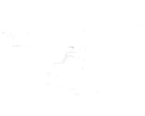 Muž prepravuje drvič s nádobou na záhrade.