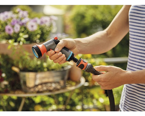 Záhradná sprcha je pripojená k záhradnej hadici