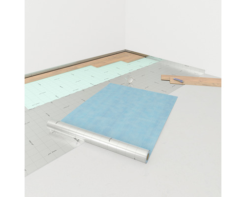 Scéna s kročajovou izoláciou, izolačnými doskami a laminátovou podlahou v miestnosti.