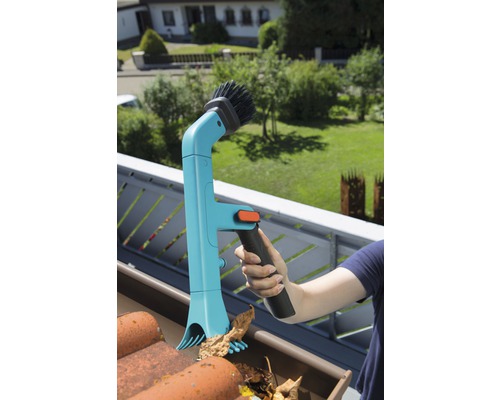 Osoba čistí odkvap čističom odkvapov