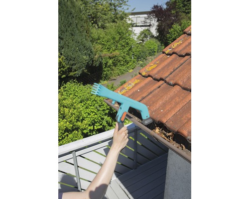 Osoba čistí odkvap pomocou čističa odkvapov